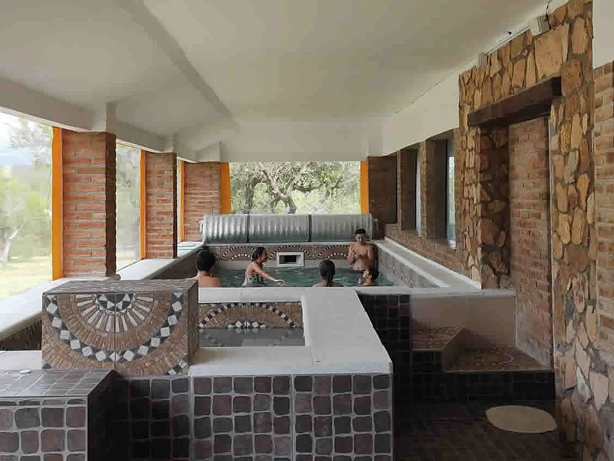 Pileta climatizada cubierta con jacuzzi