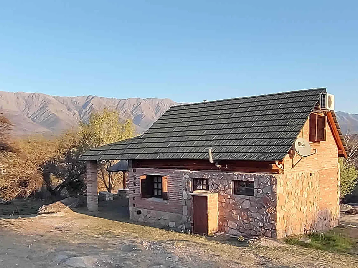 Cabaña en 2 plantas de piedra y tronco con las sierras de fondo, Cañada del Sauce, cabañas en Nono