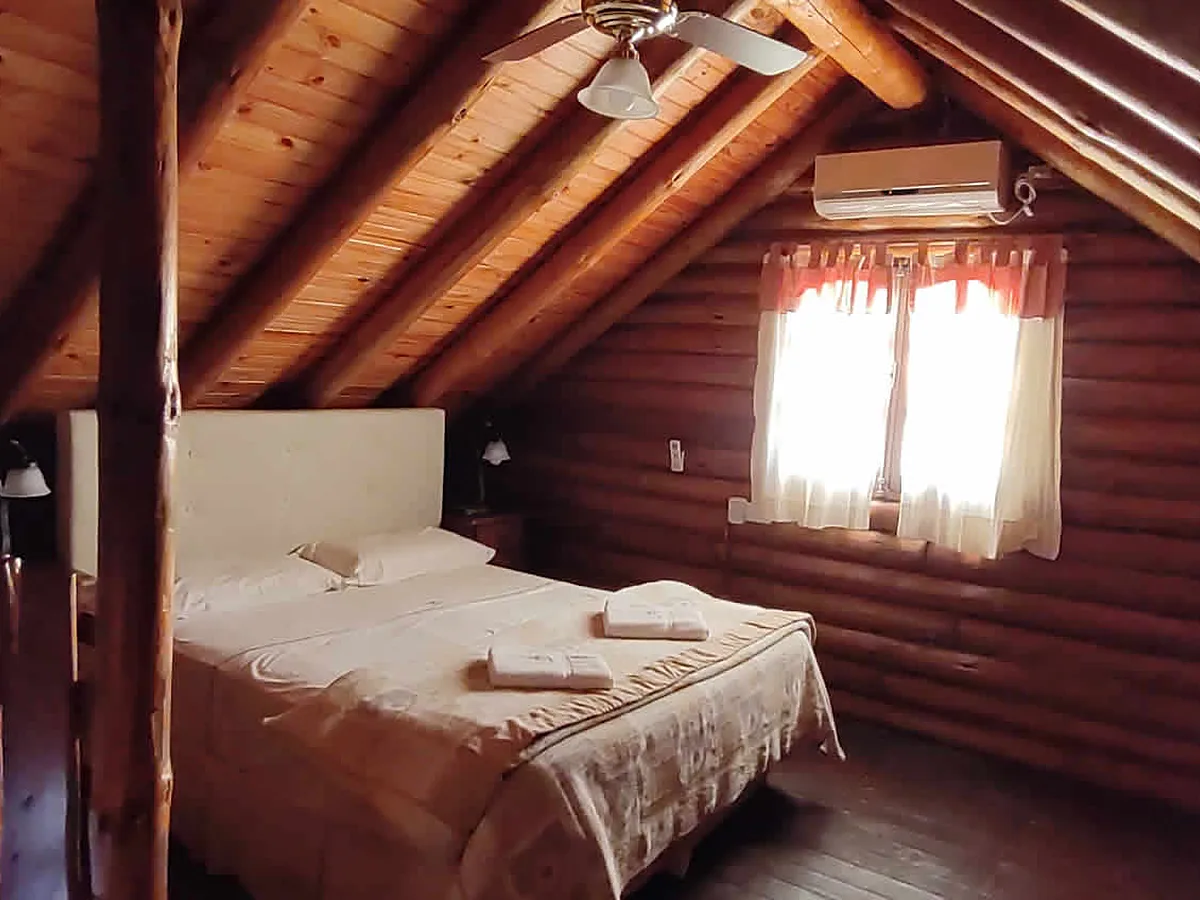 Dormitorio matrimonial bajo el techo de troncos, Cañada del Sauce, cabañas en Nono