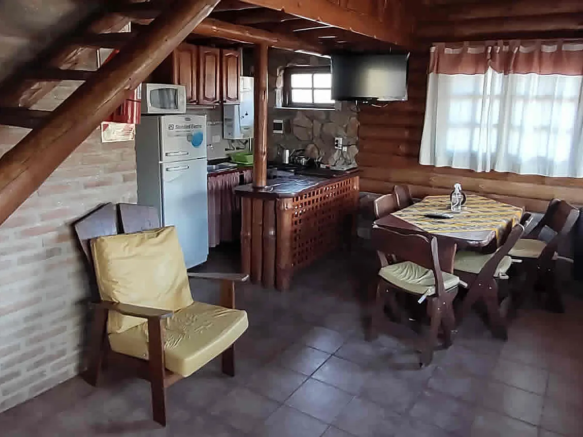 Living comedor con escalera de madera y cocina, Cañada del Sauce, cabañas en Nono