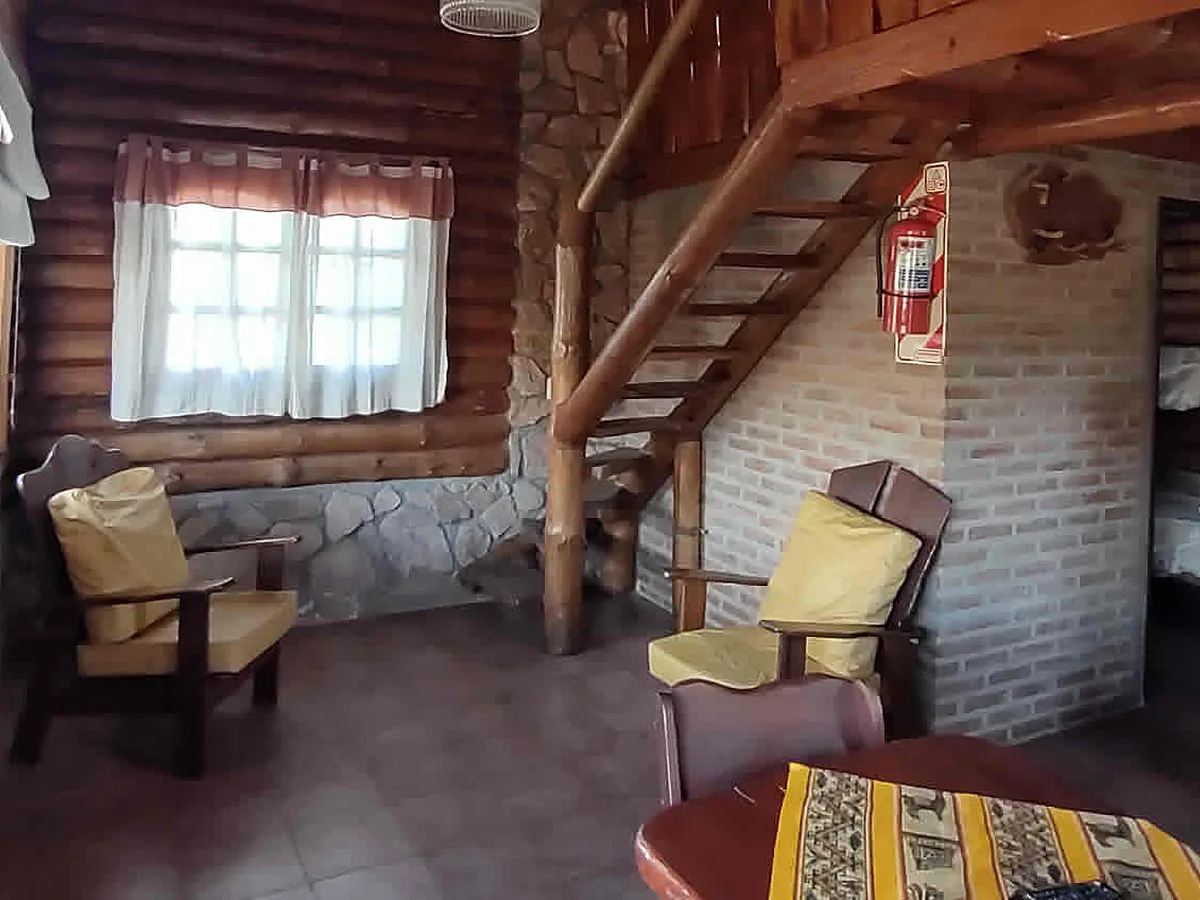 Living con sillones y cocina equipada, Cañada del Sauce, cabañas en Nono