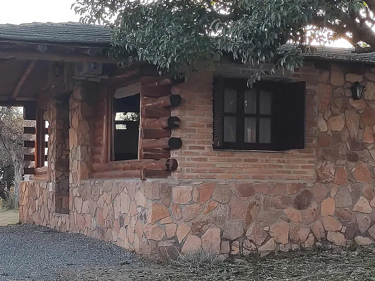 Cabaña en 1 planta de piedra con su cochera y asador, Cañada del Sauce, cabañas en Nono