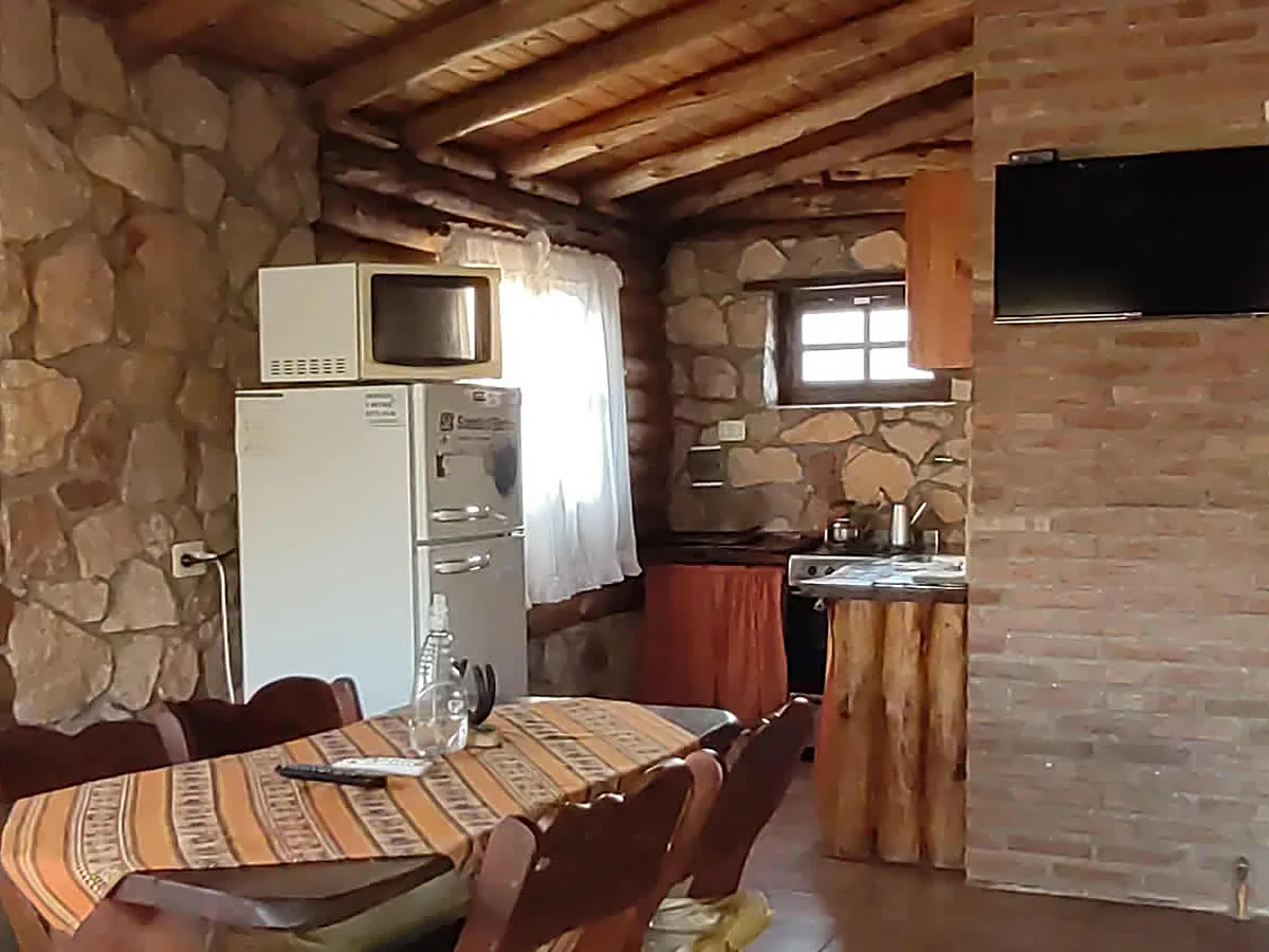 Cocina comedor de la cabaña, Cañada del Sauce, cabañas en Nono