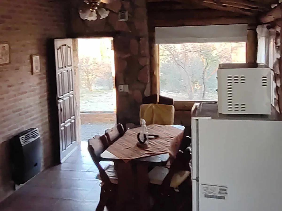 Comedor con estufa y salida al parque, Cañada del Sauce, cabañas en Nono