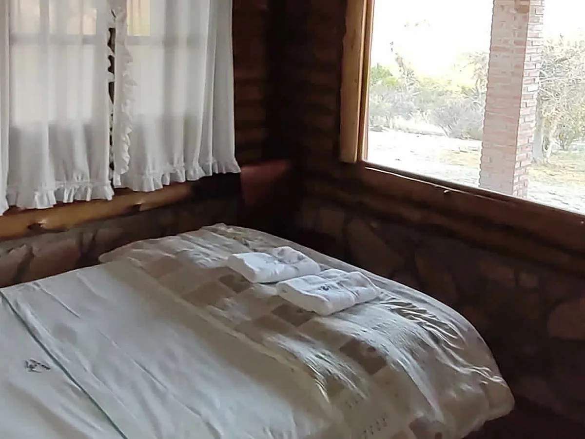 Dormitorio con ventanal al parque, Cañada del Sauce, cabañas en Nono