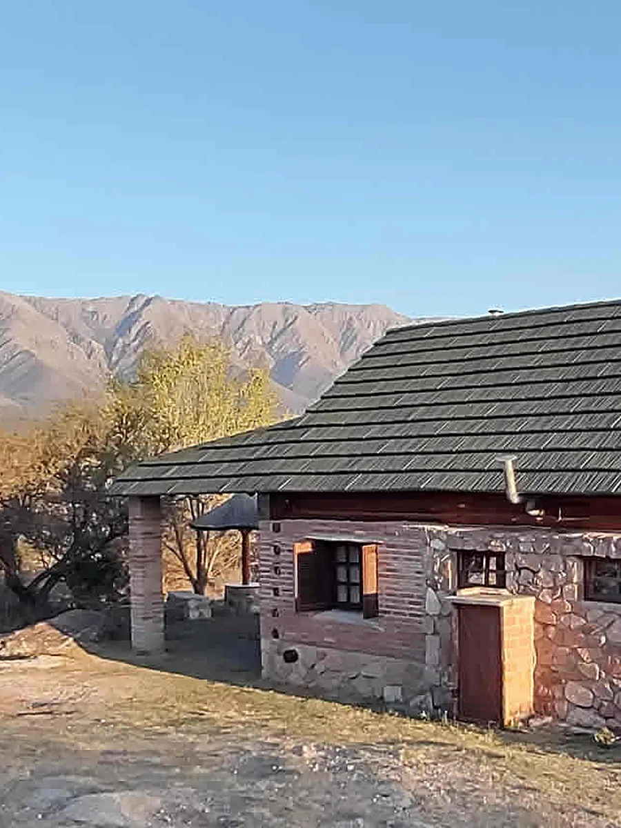 Cabaña de piedra y tronco entre las sierras de Traslasierra